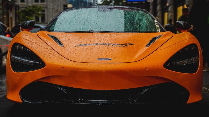 Oklejanie samochodu folią – kompleksowa ochrona i nowy styl Twojego auta